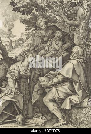 Antwerpen, Vrints, Johannes Baptista (I), Calvaert, Denys, Antwerpen, Wierix, Hieronymus, Heilige Familie, begleitet von Katharina von Alexandria, verso - gestempelt, sitzt Maria mit dem Christuskind auf ihrem Schoß unter einem Baum. Sie gibt dem Kind eine Frucht. Joseph sitzt neben ihnen und schaut den Betrachter an. Die Heilige Katharina von Alexandria kniet in Anbetung vor Christus und küsst seinen Fuß. Im Hintergrund eine hügelige Landschaft. Am Rand eine vierzeilige Beschriftung, in zwei Spalten, in lateinischer Sprache, gedruckt, Höhe 308 mm, Breite 212 mm, Südholländisch, 1553 - 1619-11-01, Druckmaschine, 1563 - 1611, Papier, Gravur, Druckverfahren Stockfoto
