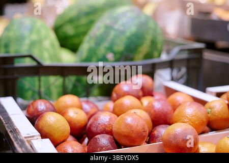 Auf dem Bauernmarkt wurden frische Früchte wie Wassermelonen und Äpfel in Kisten präsentiert, was eine lebhafte Atmosphäre schafft und die Vielfalt an P Stockfoto