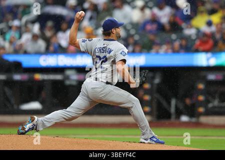 Los Angeles Dodgers startet Pitcher Clayton Kershaw #22 beim ersten Inning eines Baseballspiels gegen die New York Mets im Citi Field in Corona, New York, am Freitag, 23. Mai 2025. (Foto: Gordon Donovan) Stockfoto