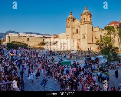 Karnevalsparade vor der Kirche und dem Kloster von Santo Domingo de Guzman, Oaxaca de Juarez, Oaxaca State, Mexiko Stockfoto