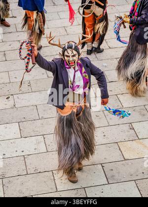 Karnevalsparade am Plaza de la Danza, Abenddämmerung, Oaxaca de Juarez, Oaxaca State, Mexiko Stockfoto