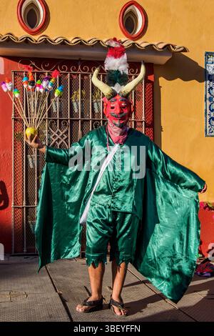 Mann tanzt in traditioneller Tracht, Karnevalsparade in der Xolotl Street, Oaxaca de Juarez, Bundesstaat Oaxaca, Mexiko Stockfoto