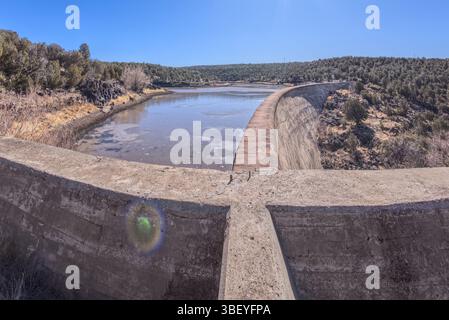 Blick von oben auf die Icy-Küste des Stone Dam Lake im Kaibab National Forest, Arizona, USA Stockfoto