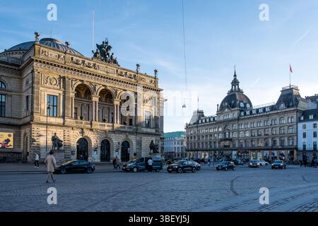 Blick auf Kongens Nytorv (der neue Platz des Königs) mit Det Kongelige Teater (das Königliche Theater) auf der linken Seite und Magasin du Nord, Kopenhagen, Dänemark Stockfoto