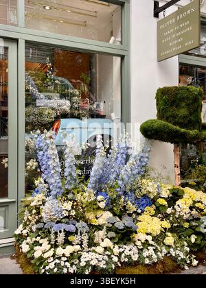 Eine ästhetische Ausstellung frischer Blumen im Rahmen der RHS Chelsea Flower Show Chelsea in Bloom 2025 in Chelsea, London, England, Großbritannien. Stockfoto