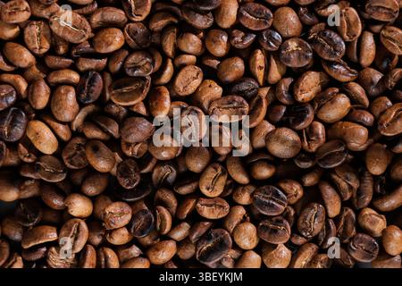 Geröstete Kaffeebohne Lebensmittelhintergrund, Vollformat Mittlere Geröstete Bohnen Stockfoto