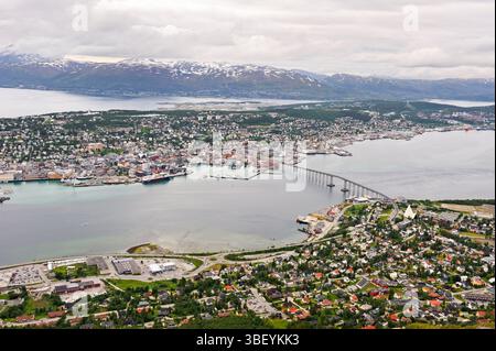 Panoramablick über die Stadt vom Storsteinen Berg. Tromso. Grafschaft Troms, Norwegen, Nordeuropa Stockfoto