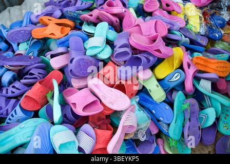 Jede Menge Sandalen, großer Markt am Hafen, Hell-Ville (Andoany), Nosy Be Island, Republik Madagaskar, Indischer Ozean Stockfoto