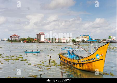 Blick auf den Vembanad Lake von Mattanchery, einem Gewürzhandelsviertel von Fort Kochi, Kochi oder Cochin, Bundesstaat Kerala, Südindien, Asien Stockfoto