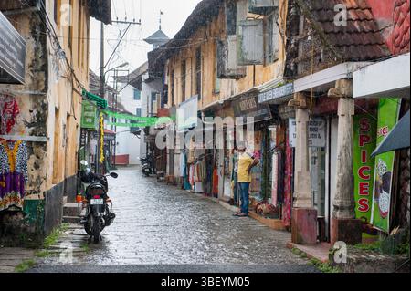 Straße im Bezirk Mattancherry, Fort Kochi, Kochi oder Cochin, Bundesstaat Kerala, Südindien, Asien Stockfoto