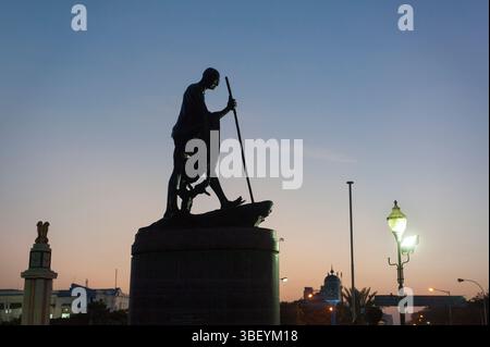 Mahatma Gandhi Statue an der Promenade entlang Marina Beach, Chennai (Madras), Coromandel Coast, Tamil Nadu, Südindien, Asien Stockfoto