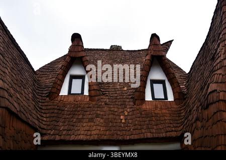 Architektonische Details des Valley of Feries Castle. Rotes Dach und Fenster. Holz Und Lehm. Kopierbereich Stockfoto
