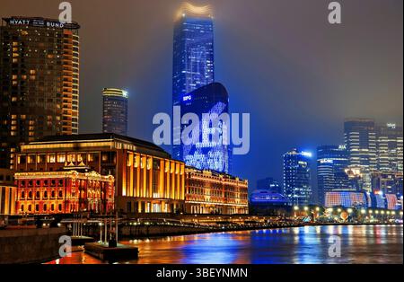 Hell beleuchteter Blick auf die Stadt Shanghai bei Nacht, umhüllt von Nebel, im Bund, Shanghai, China Stockfoto