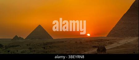Blick auf die Pyramiden von Gizeh von der Dachterrasse bei Sonnenuntergang, Kairo, Ägypten, Afrika Stockfoto