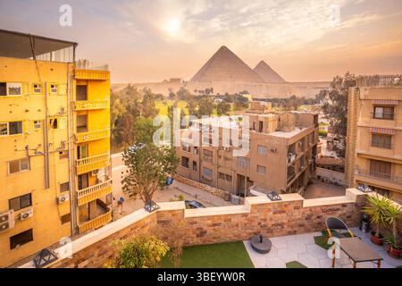 Blick auf die Pyramiden von Gizeh von der Dachterrasse während der goldenen Stunde, Gizeh, Kairo, Ägypten, Afrika Stockfoto