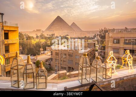Blick auf die Pyramiden von Gizeh von der Dachterrasse während der goldenen Stunde, Gizeh, Kairo, Ägypten, Afrika Stockfoto