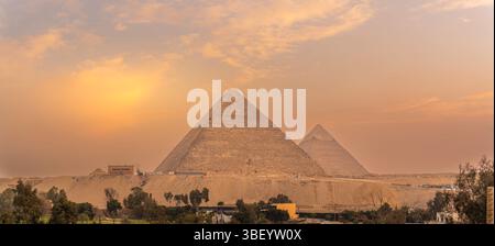 Blick auf die Pyramiden von Gizeh von der Dachterrasse während der goldenen Stunde, Gizeh, Kairo, Ägypten, Afrika Stockfoto
