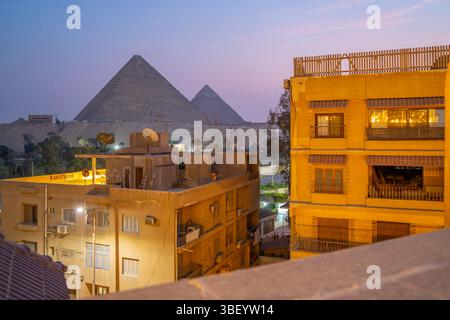 Blick auf die Pyramiden von Gizeh von der Dachterrasse in der Abenddämmerung, Gizeh, Kairo, Ägypten, Afrika Stockfoto