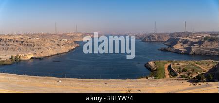 Blick auf den Nil vom Assuan Hochdamm an einem sonnigen Tag, Assuan, Ägypten, Afrika Stockfoto