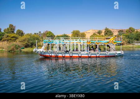 Blick auf ein kleines Boot auf dem Nil von einem kleinen Boot in Assuan, Assuan, Nubien, Ägypten, Nordafrika, Afrika Stockfoto