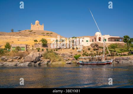 Blick auf den Nil und das Aga Khan Mausoleum von einem kleinen Boot in Assuan, Assuan, Nubien, Ägypten, Nordafrika, Afrika Stockfoto