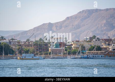 Blick auf den Nil in Luxor an einem sonnigen Tag, Luxor, Ägypten, Afrika Stockfoto