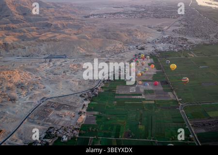 Blick auf andere Ballons vom Heißluftballon über Luxor bei Sonnenaufgang, Luxor, Ägypten, Afrika Stockfoto