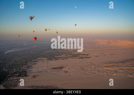 Blick auf andere Ballons vom Heißluftballon über Luxor bei Sonnenaufgang, Luxor, Ägypten, Afrika Stockfoto