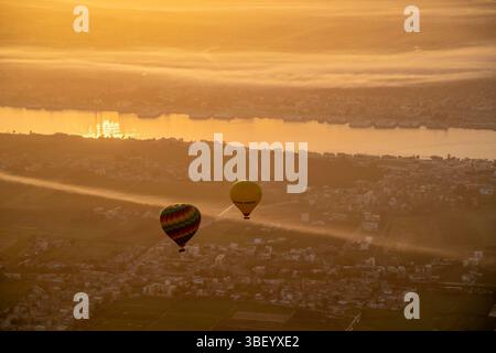 Blick auf andere Ballons vom Heißluftballon über Luxor bei Sonnenaufgang, Luxor, Ägypten, Afrika Stockfoto