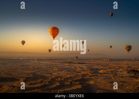 Blick auf andere Ballons vom Heißluftballon über Luxor bei Sonnenaufgang, Luxor, Ägypten, Afrika Stockfoto