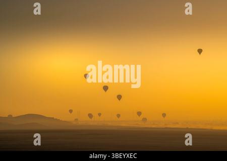 Blick auf andere Ballons vom Heißluftballon über Luxor bei Sonnenaufgang, Luxor, Ägypten, Afrika Stockfoto