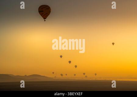 Blick auf andere Ballons vom Heißluftballon über Luxor bei Sonnenaufgang, Luxor, Ägypten, Afrika Stockfoto