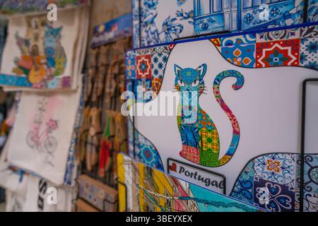 Blick auf Souvenirs im Schaufenster im Stadtzentrum von Lissabon, Lissabon, Portugal, Europa Stockfoto