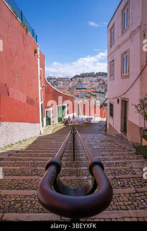 Blick auf das Café und die Treppe im Stadtzentrum von Lissabon, Lissabon, Portugal, Europa Stockfoto