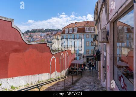 Blick auf das Café und die Treppe im Stadtzentrum von Lissabon, Lissabon, Portugal, Europa Stockfoto