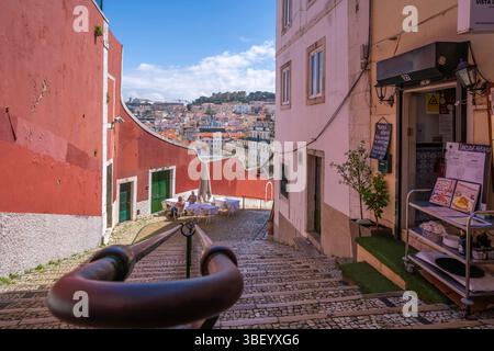 Blick auf das Café und die Treppe im Stadtzentrum von Lissabon, Lissabon, Portugal, Europa Stockfoto