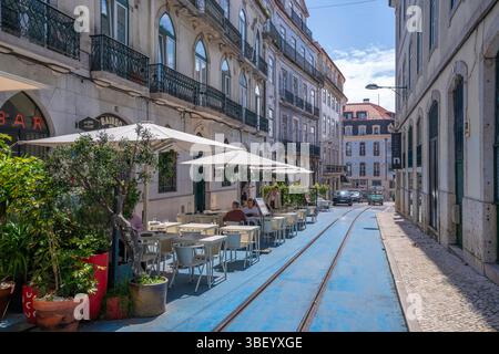 Blick auf das Café und die alten Straßenbahnlinien im Stadtzentrum von Lissabon, Lissabon, Portugal, Europa Stockfoto
