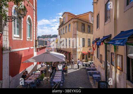 Blick auf das Café und die Treppe im Stadtzentrum von Lissabon, Lissabon, Portugal, Europa Stockfoto
