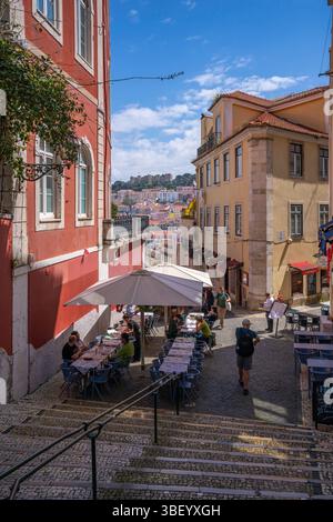 Blick auf das Café und die Treppe im Stadtzentrum von Lissabon, Lissabon, Portugal, Europa Stockfoto