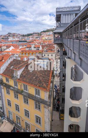 Blick auf die Skyline der Stadt und den Santa Justa Lift vom Archäologischen Museum Carmo an einem sonnigen Tag, Lissabon, Portugal, Europa Stockfoto