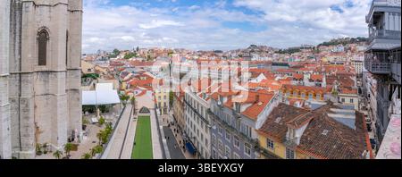 Blick auf die Skyline der Stadt und den Santa Justa Lift vom Archäologischen Museum Carmo an einem sonnigen Tag, Lissabon, Portugal, Europa Stockfoto