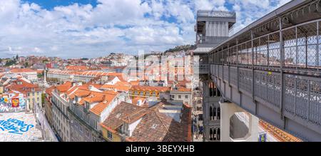 Blick auf die Skyline der Stadt und den Santa Justa Lift vom Archäologischen Museum Carmo an einem sonnigen Tag, Lissabon, Portugal, Europa Stockfoto