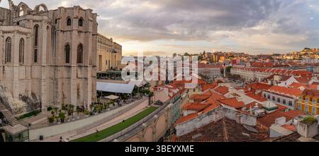 Blick auf die Dächer der Stadt und das Archäologische Museum von Carmo vom Santa Justa Lift während der goldenen Stunde, Lissabon, Portugal, Europa Stockfoto