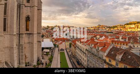 Blick auf die Dächer der Stadt und das Archäologische Museum von Carmo vom Santa Justa Lift während der goldenen Stunde, Lissabon, Portugal, Europa Stockfoto