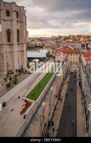 Blick auf die Dächer der Stadt und das Archäologische Museum von Carmo vom Santa Justa Lift während der goldenen Stunde, Lissabon, Portugal, Europa Stockfoto