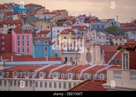 Blick auf die Stadt vom Archäologischen Museum Carmo bei Sonnenuntergang, Lissabon, Portugal, Europa Stockfoto