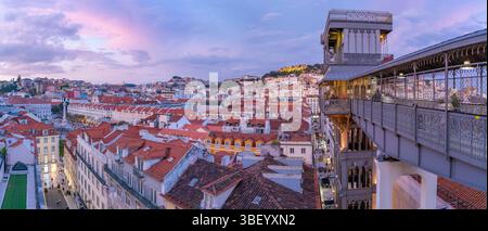 Blick auf die Dächer der Stadt und den Santa Justa Lift vom Archäologischen Museum Carmo in der Abenddämmerung, Lissabon, Portugal, Europa Stockfoto
