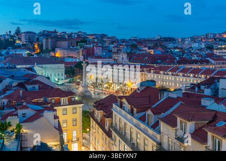 Blick auf die Stadt vom Archäologischen Museum Carmo in der Abenddämmerung, Lissabon, Portugal, Europa Stockfoto