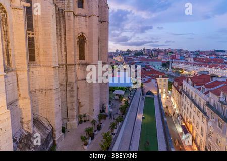 Blick auf die Dächer der Stadt und das Archäologische Museum von Carmo vom Santa Justa Lift bei Sonnenuntergang, Lissabon, Portugal, Europa Stockfoto