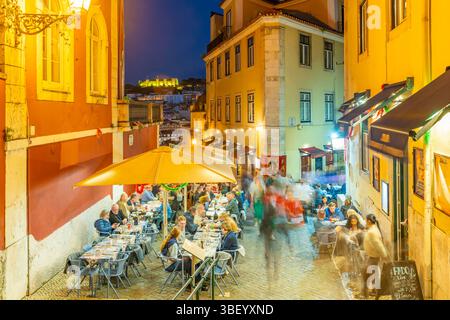 Blick auf Café und Restaurant und Treppen mit Schloss Lissabon in der Abenddämmerung, Lissabon, Portugal, Europa Stockfoto